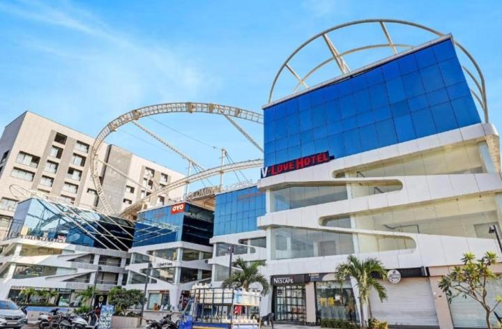 V Love Hotel Surat Exterior foto