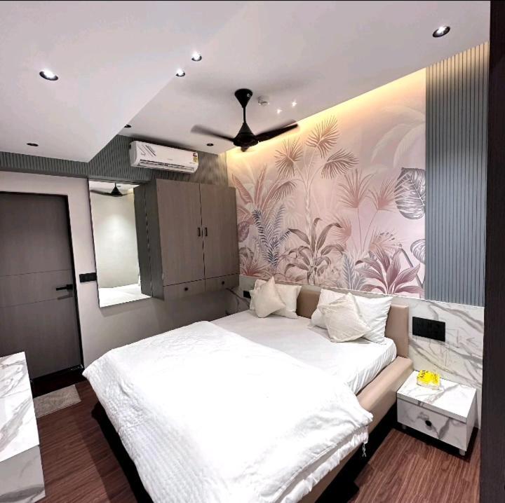 V Love Hotel Surat Exterior foto