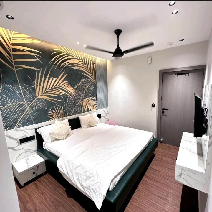 V Love Hotel Surat Exterior foto