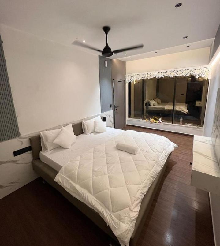 V Love Hotel Surat Exterior foto