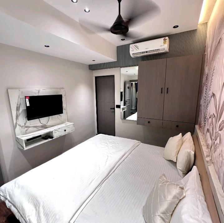 V Love Hotel Surat Exterior foto