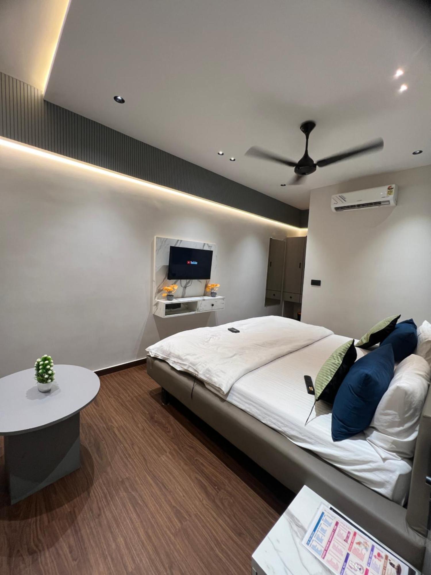V Love Hotel Surat Exterior foto